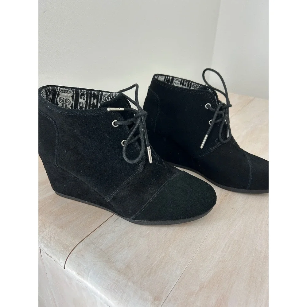 TOMS Desert Wedge Black Suede Lace Up Ankle Booties Womens 8.5
